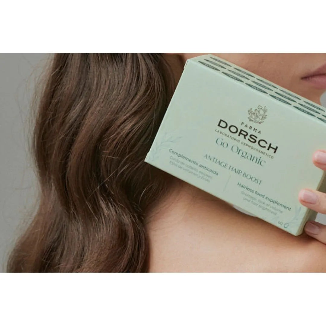 mujer con cabello sano sosteniendo Go Organic Antiage Hair Boost FARMA DORSCH complemento para fortalecer el cabello