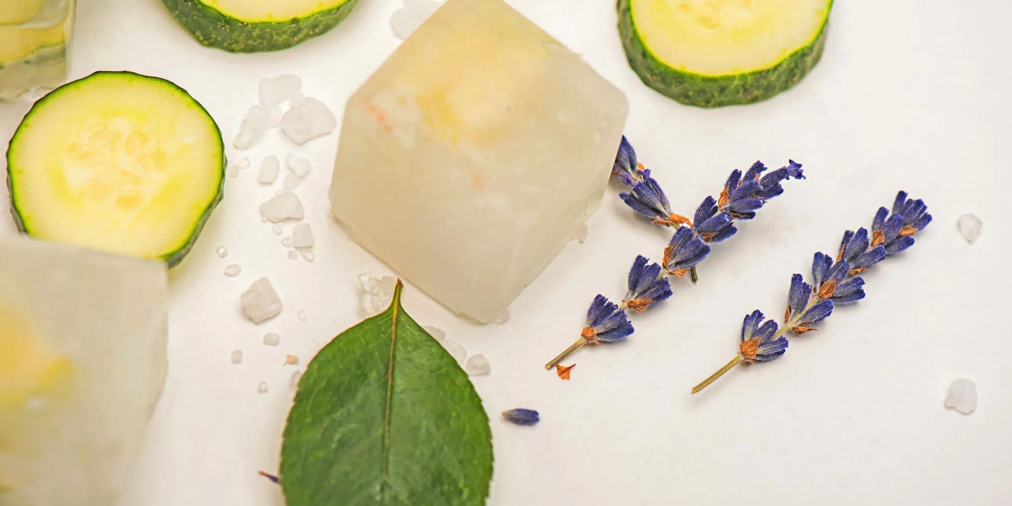 ingredientes naturales como pepino lavanda y extractos vegetales representando fórmulas limpias y cosmética natural