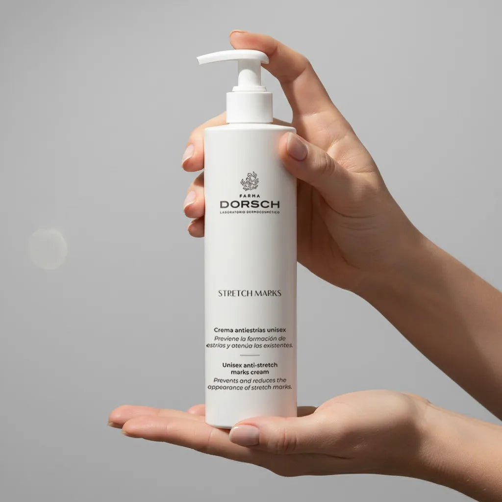 envase Stretch Marks FARMA DORSCH crema antiestrías unisex sostenido en las manos
