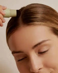 Mujer aplicándose el cubrecanas/root cover de FARMA DORSCH