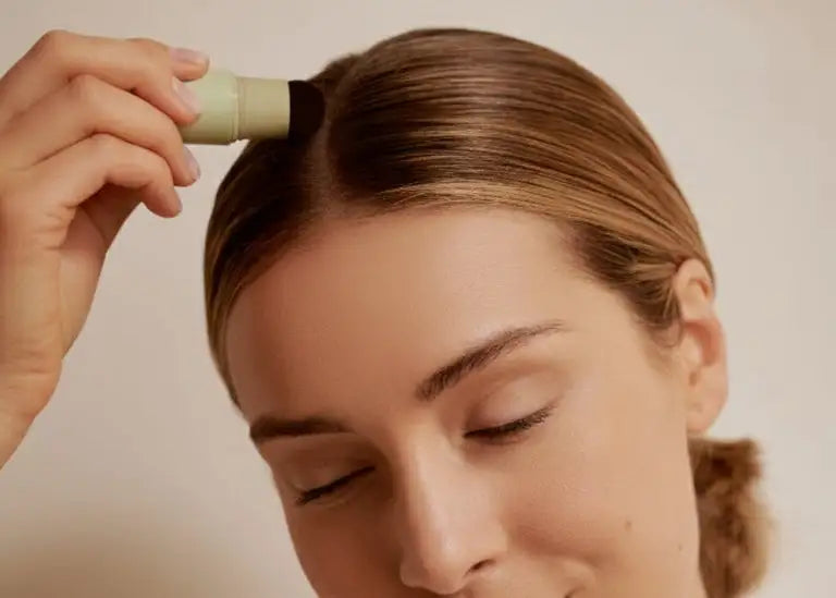 Mujer aplicándose el cubrecanas/root cover de FARMA DORSCH