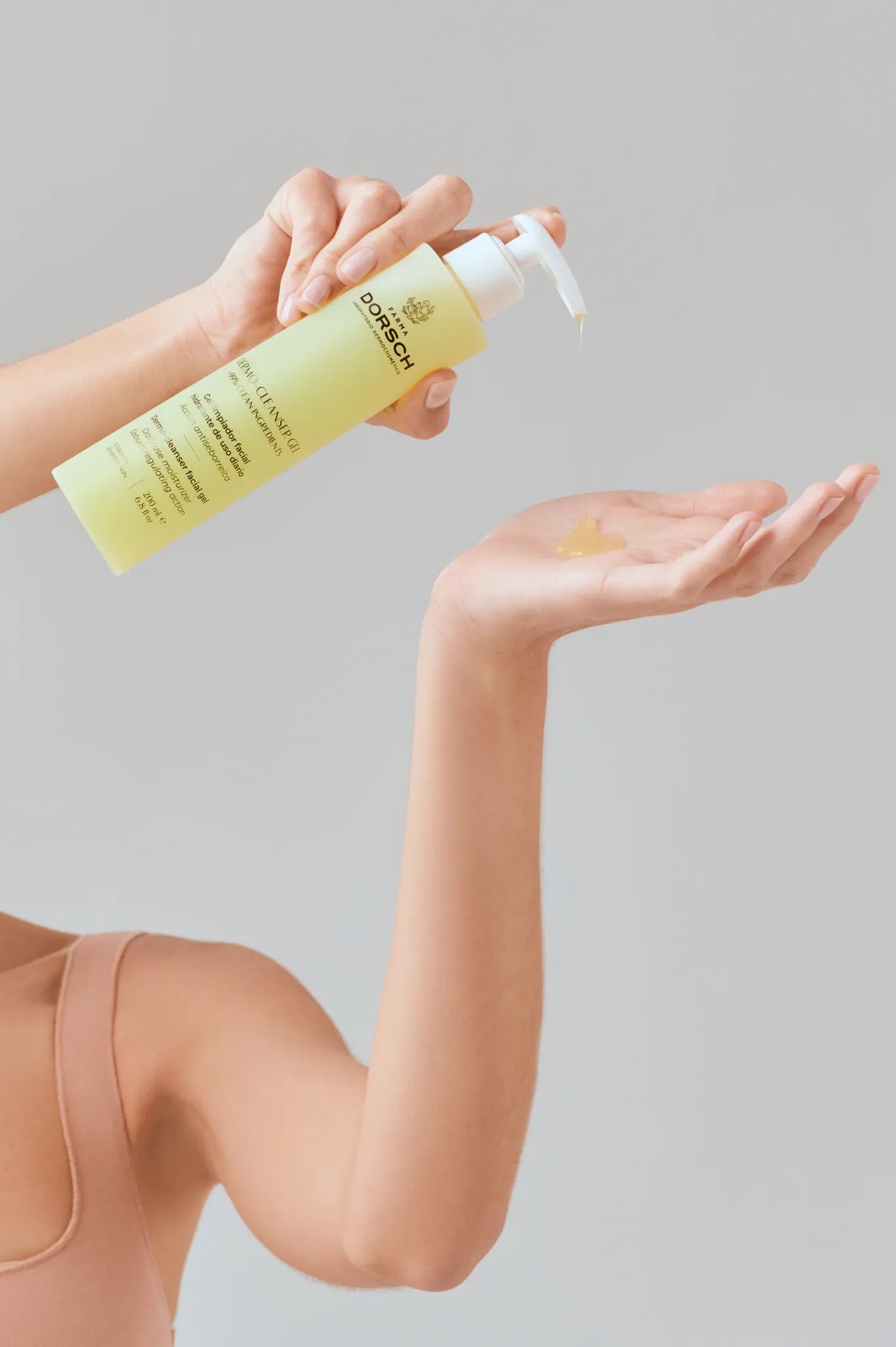 mano aplicando Dermo Cleanser FARMA DORSCH gel limpiador dispensado sobre la palma mostrando su textura