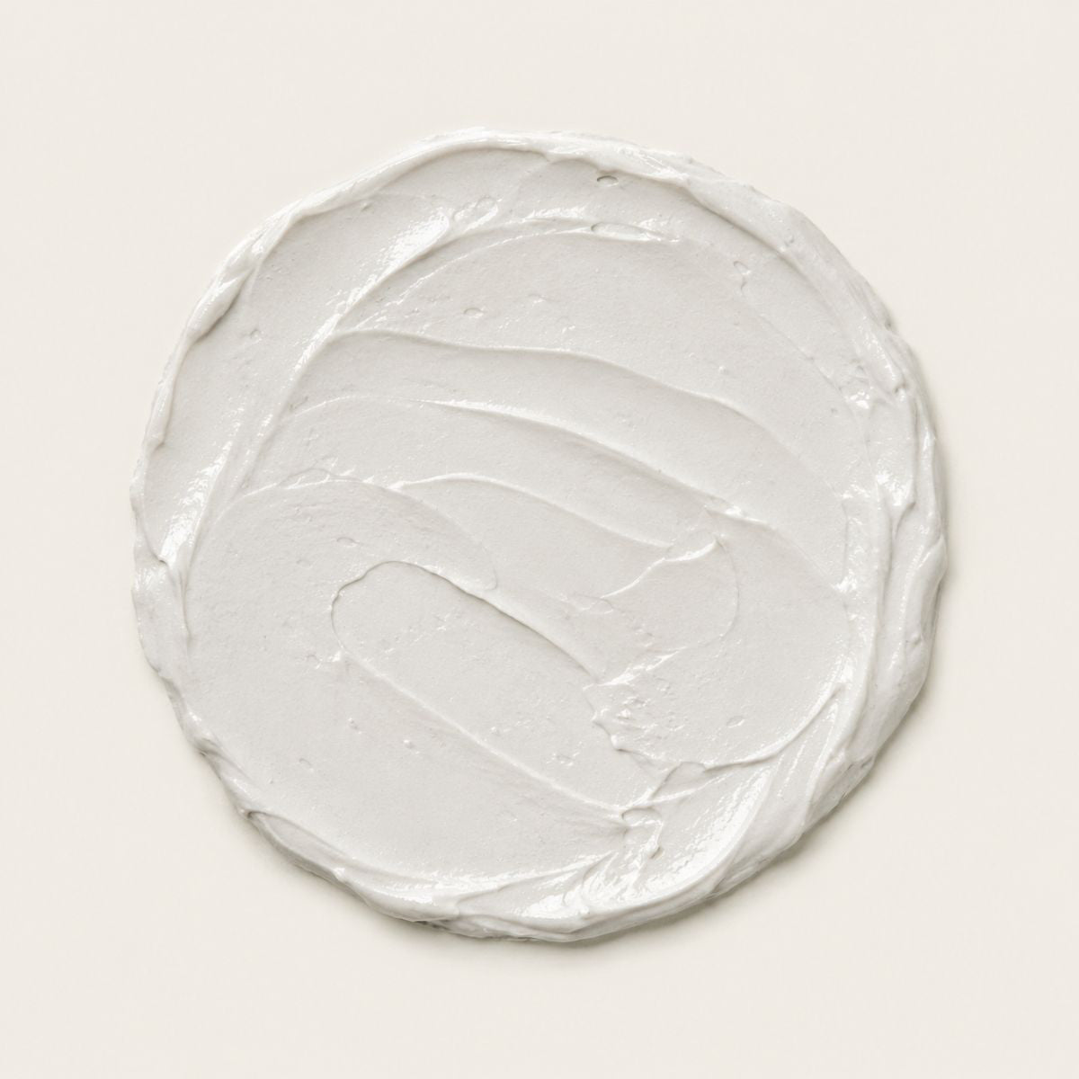 Textura cremosa de DETOX KAOLIN MASK de FARMA DORSCH, mascarilla de caolín para una piel más limpia y uniforme.