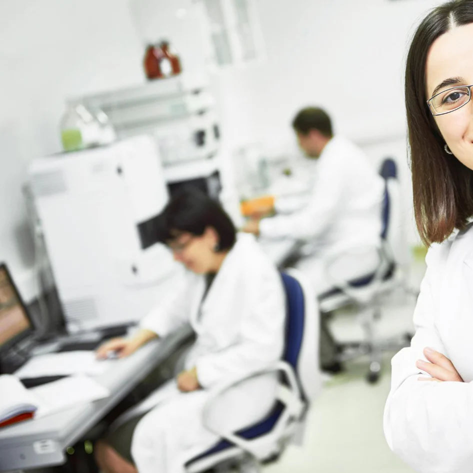 grupo de científicos en un laboratorio trabajando
