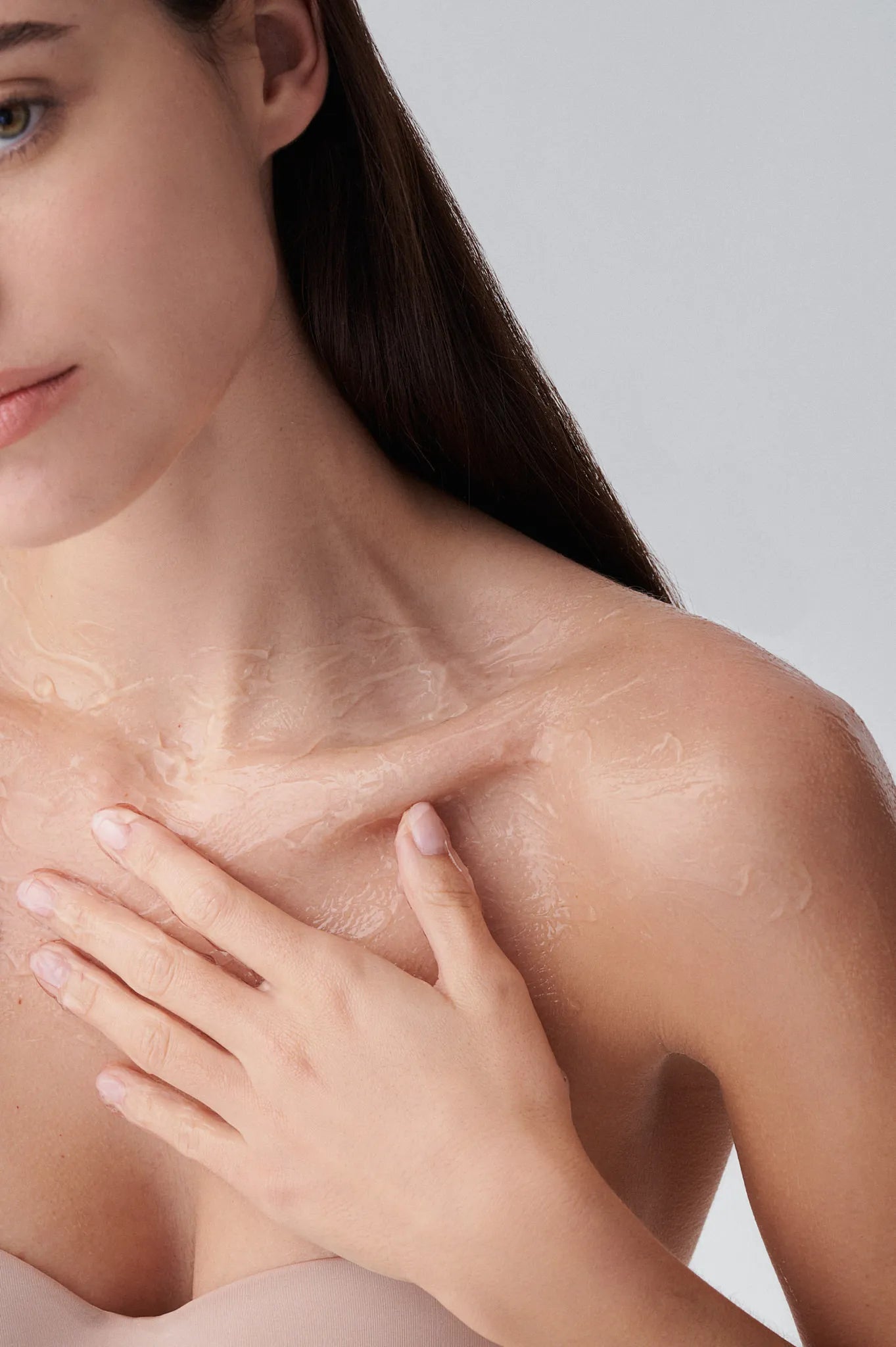 mujer aplicando gel de aloe FARMA DORSCH en la zona del pecho para hidratar y calmar la piel