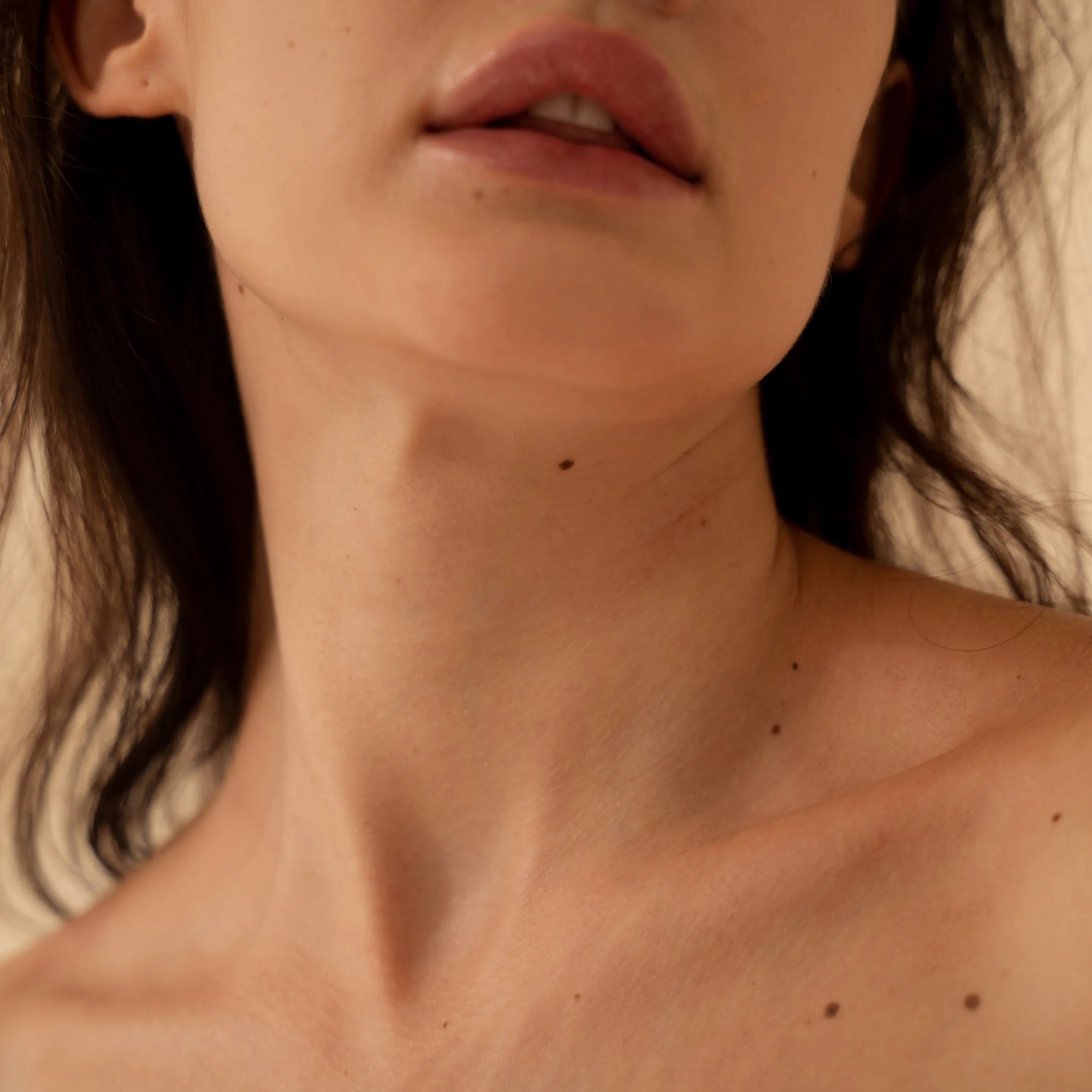 primer plano de cuello y escote femenino con piel cuidada y aspecto uniforme