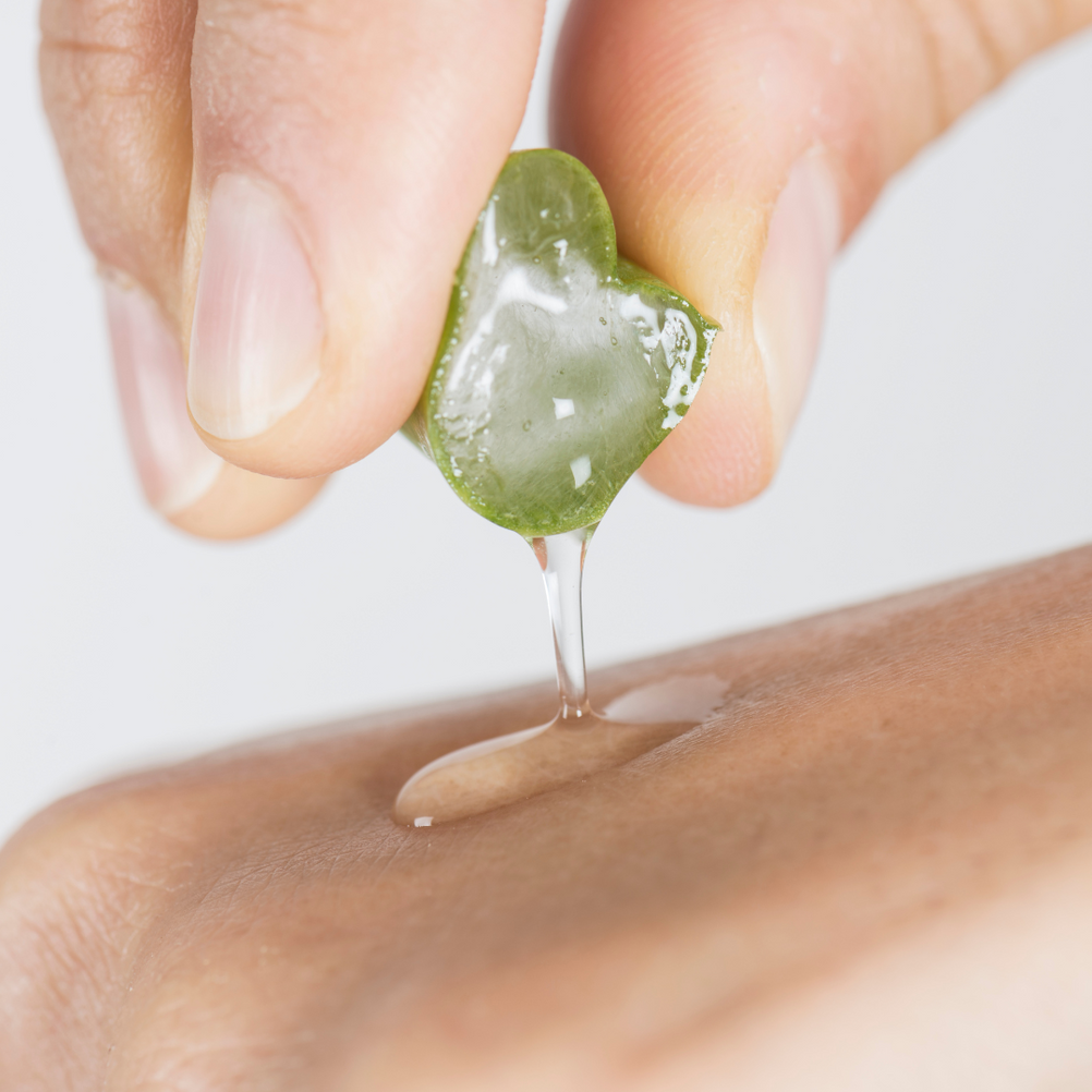 Gel de aloe vera puro siendo aplicado sobre la piel, ideal para calmar, hidratar y regenerar con ingredientes naturales como los del ALOE GEL de FARMA DORSCH.