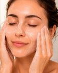 Mujer lavándose la cara con DERMO CLEANSER GEL, gel dermolimpiador con jabón vegetal de FARMA DORSCH