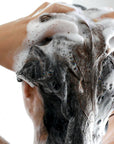 Mujer  de espaldas con el pelo lleno de Hair loss champu de FARMA DORSCH