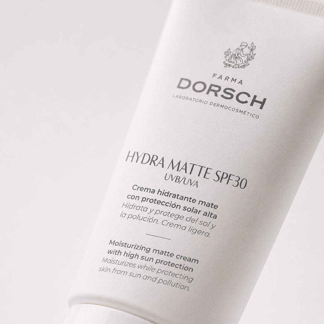 Envase de HYDRA MATTE de FARMA DORSCH, hidratante oil free con protección solar SPF30 para cuidar la piel sin aportar grasa.