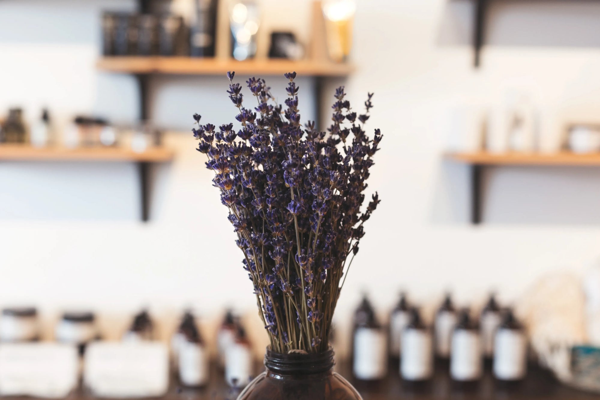 ramo de lavanda en frasco sobre fondo de laboratorio cosmético con ambiente natural y aromático