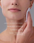 mitad del rostro de una mujer eliminando las impurezas con el producto micellar water + Vit C de FARMA DORSCH. También se encuentran escritos los beneficios del producto 