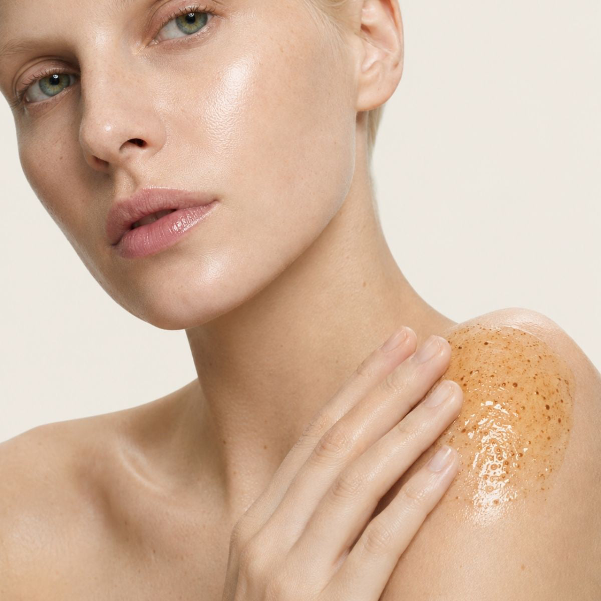 Mujer aplicando el exfoliante DERMO PEEL de FARMA DORSCH en el cuerpo para renovar la piel y dejarla más lisa y suave.