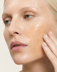 Mujer aplicando DERMO PEEL de FARMA DORSCH en la cara para renovar la piel y dejarla más lisa y suave.