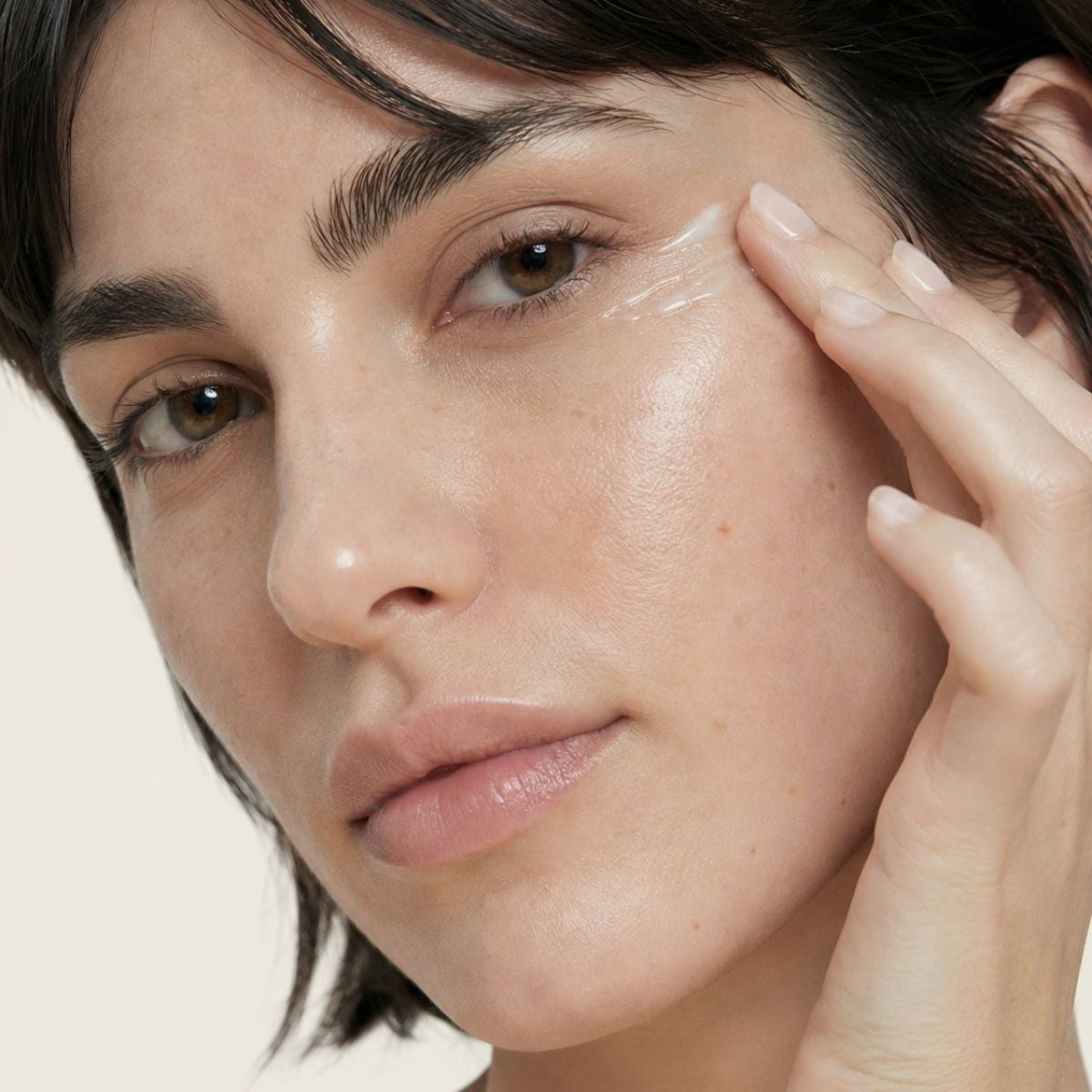 Mujer aplicando EYE CONTOUR CREAM de FARMA DORSCH en el contorno de ojos para cuidar arrugas y signos de fatiga.