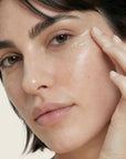 Mujer aplicando EYE CONTOUR CREAM de FARMA DORSCH en el contorno de ojos para cuidar arrugas y signos de fatiga.