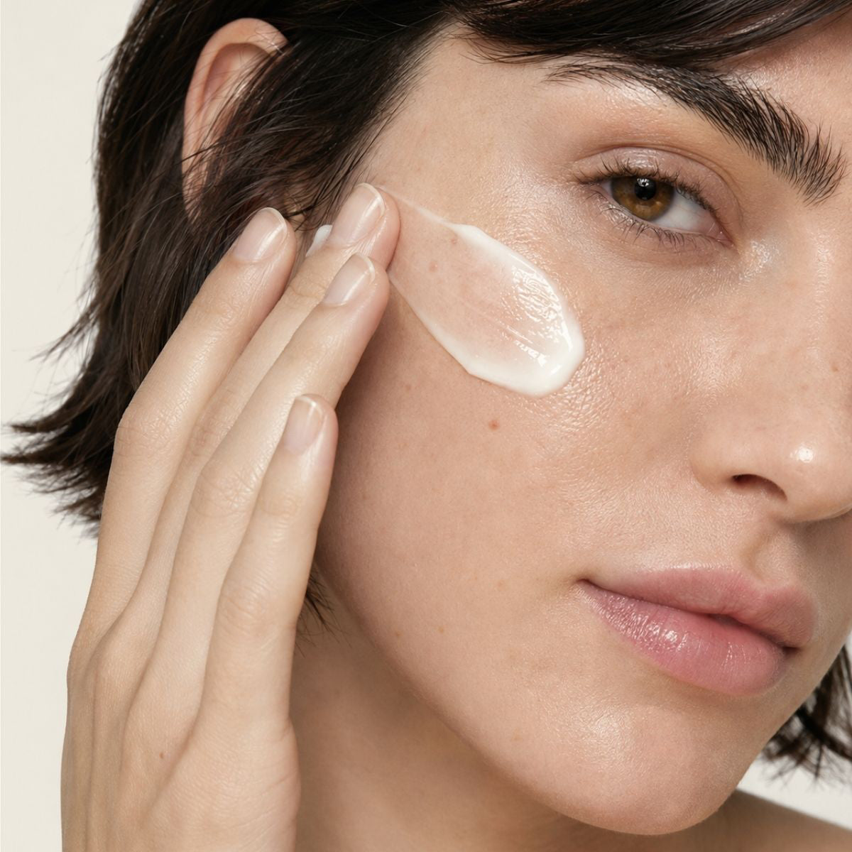 Mujer aplicando RETINOL + VITAMIN C de FARMA DORSCH en el rostro para mejorar firmeza, luminosidad y textura.