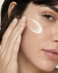 Mujer aplicando RETINOL + VITAMIN C de FARMA DORSCH en el rostro para mejorar firmeza, luminosidad y textura.