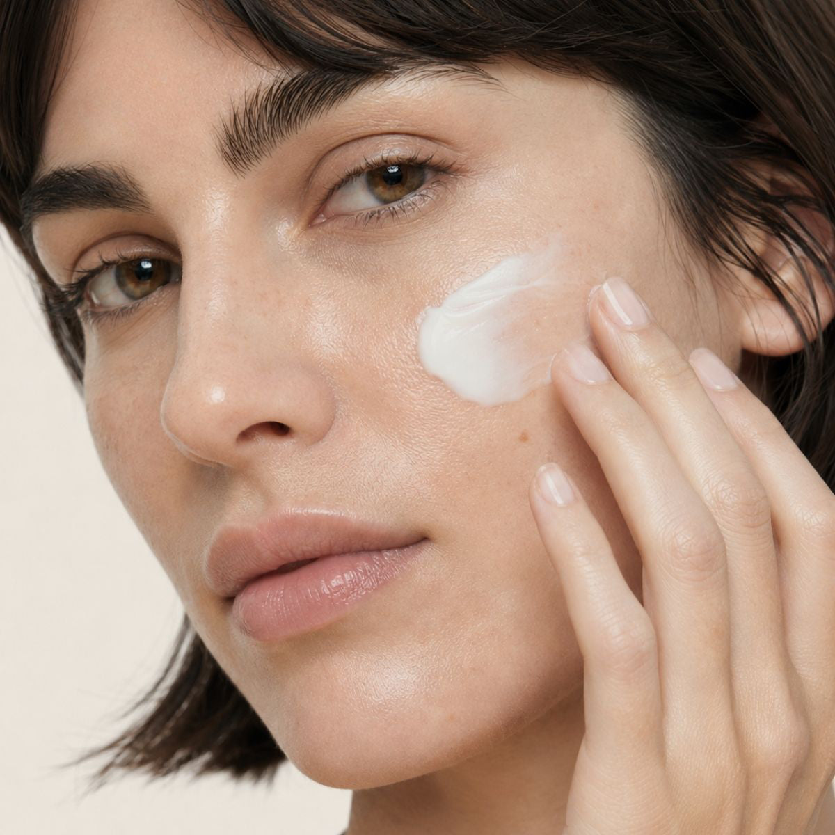 Mujer aplicando SKIN REPAIR de FARMA DORSCH, crema repardora para pieles secas