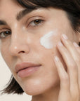 Mujer aplicando SKIN REPAIR de FARMA DORSCH, crema repardora para pieles secas