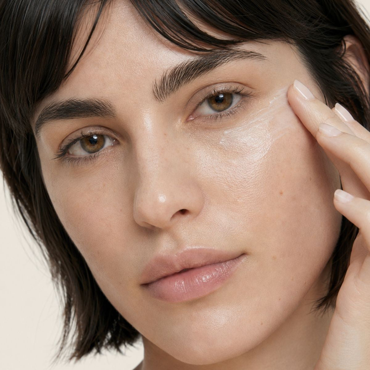 Mujer aplicándose la HYDRA MATTE SPF30 de FARMA DORSCH en la piel, protección solar con acabado mate