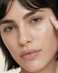 Mujer aplicándose la HYDRA MATTE SPF30 de FARMA DORSCH en la piel, protección solar con acabado mate