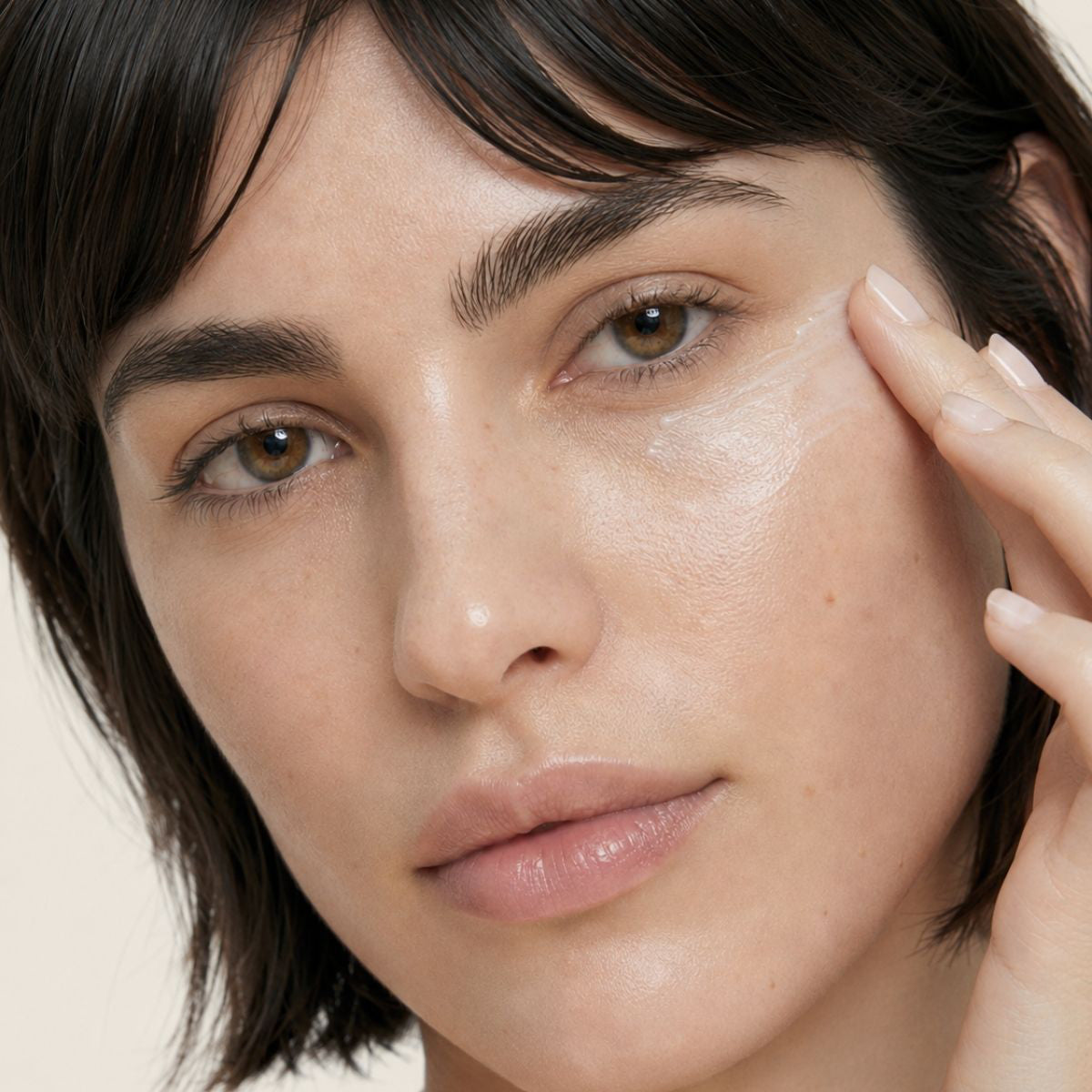 Mujer aplicándose la SPF50 CREAM de FARMA DORSCH en la piel, protección solar SPF 50