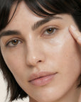 Mujer aplicándose la SPF50 CREAM de FARMA DORSCH en la piel, protección solar SPF 50