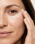 Mujer aplicando YOUR EYES de FARMA DORSCH en el contorno de ojos para cuidar bolsas, ojeras y arrugas.
