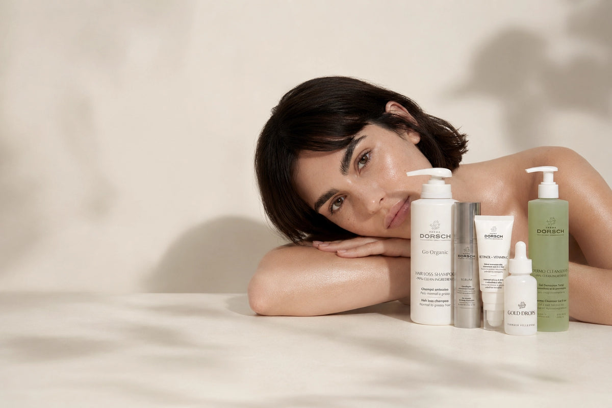 Mujer eligiendo productos FARMA DORSCH para piel y pelo.