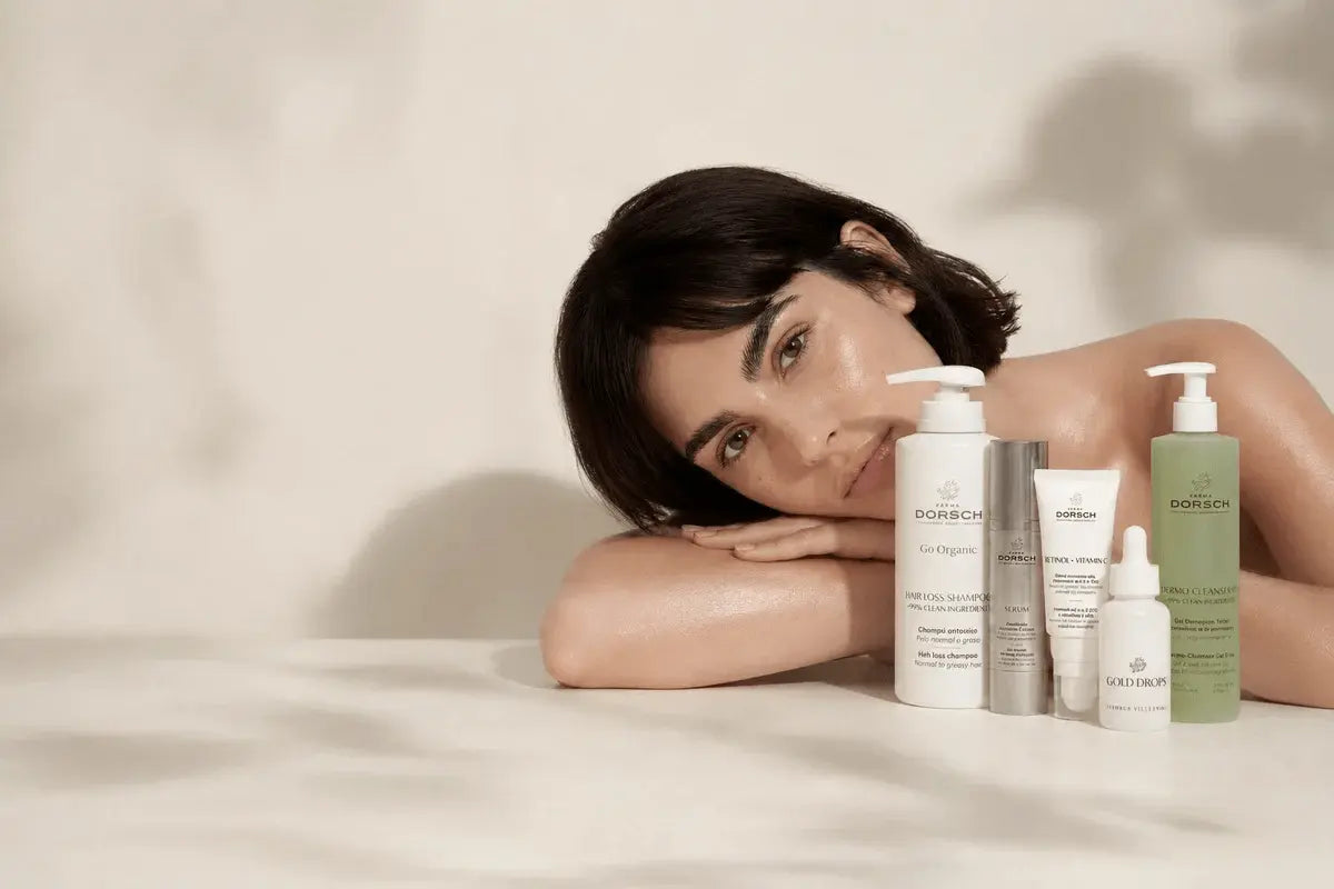 Mujer joven con productos para el cuidado de su piel y pelo de  FAMA DORSCH. Fotografía realizada especialmente para la web de FARMA DORSCH