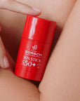 SUN STICK SPF50+ de FARMA DORSCH dentro de una rutina solar para reaplicar la protección durante el día.