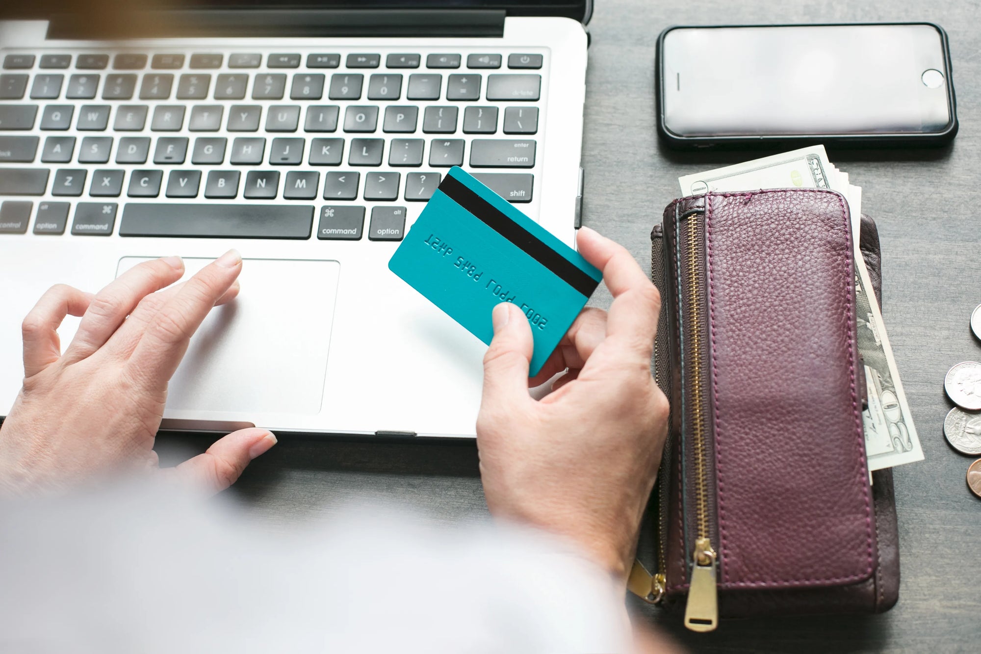 pago online con tarjeta de crédito junto a ordenador portátil y objetos personales