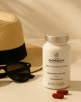 suplemento Oral Sun Protection FARMA DORSCH con cápsulas escena veraniega con sombrero y gafas para cuidado solar