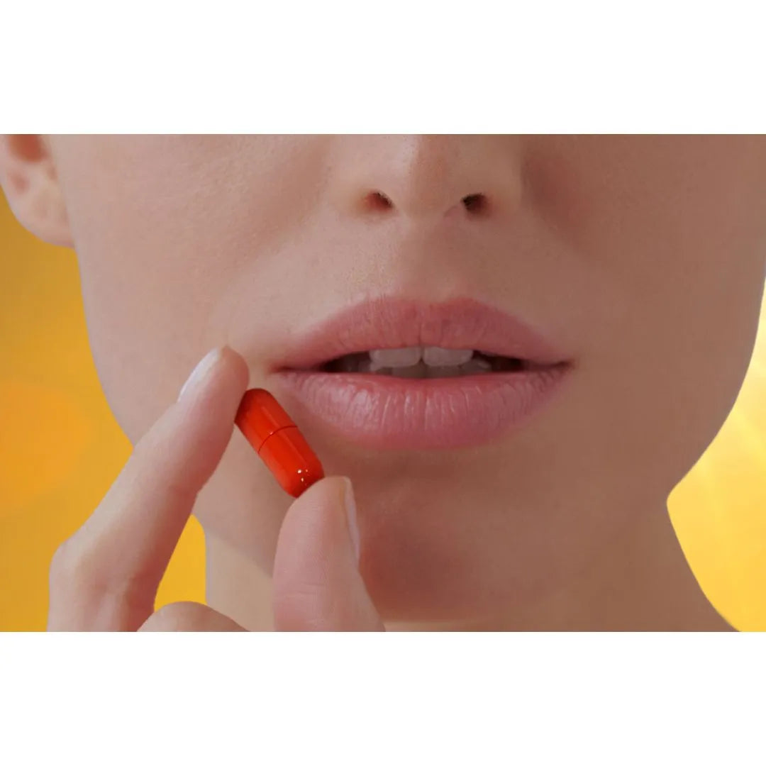 mujer tomando cápsula Oral Sun FARMA DORSCH complemento para protección solar desde el interior