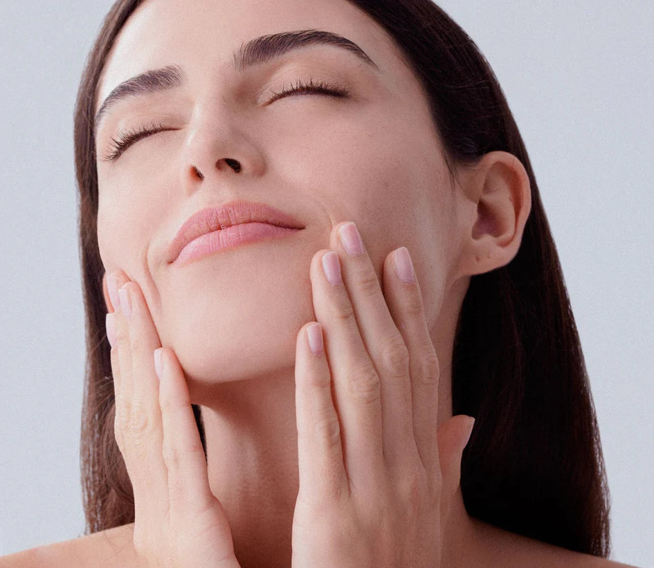 mujer con los ojos cerrados con las manos en la cara aplicandose el serum radiance de FARMA DORSCH