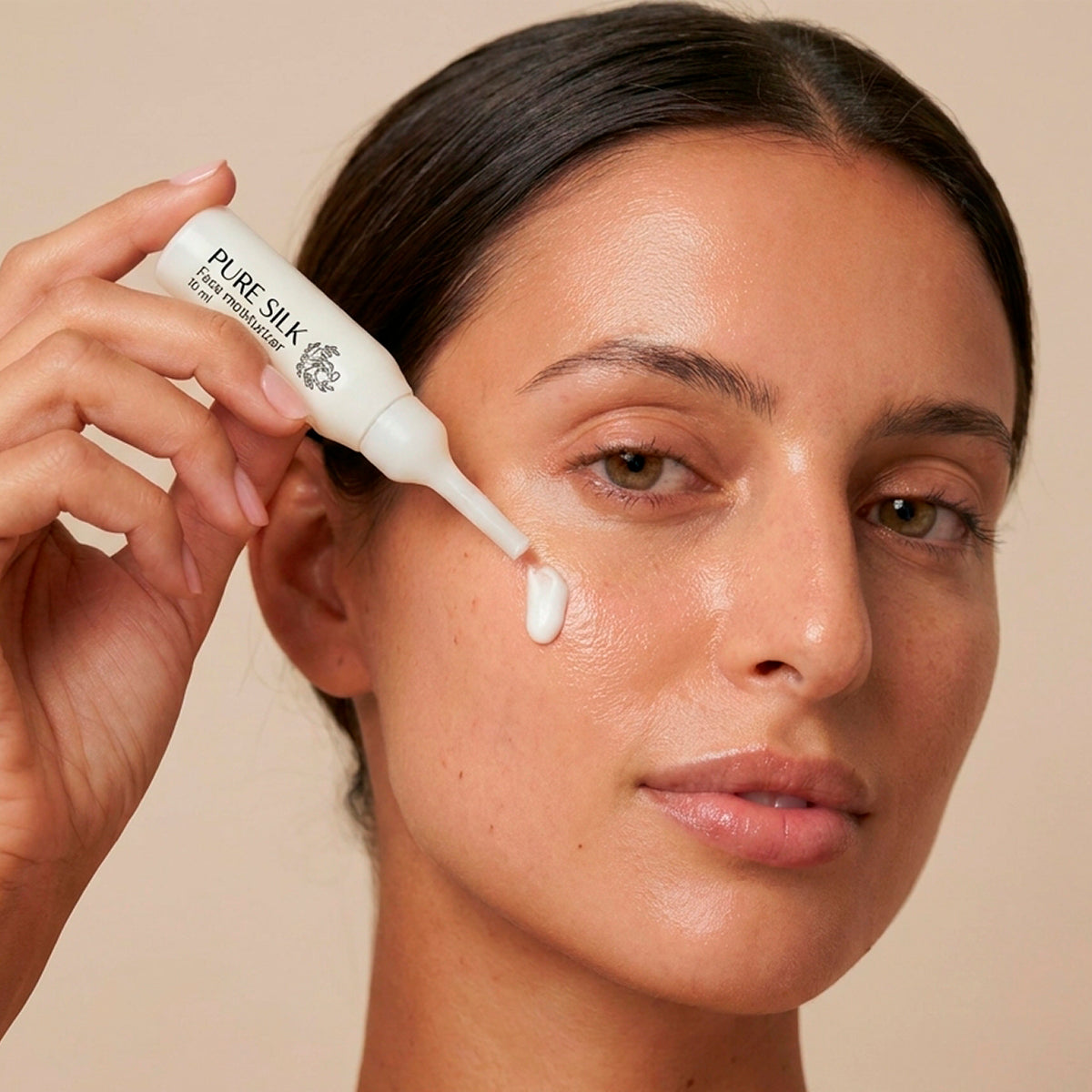 Crema con textura de Sérum de FARMA DORSCH. Un tratamiento ultra ligero con vitaminas y alfa hidroxiácidos naturales. Ideal para todo tipo de pieles. Testado dermatológicamente en piel sensible. Envase en ampollas flexibles.