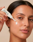 Crema con textura de Sérum de FARMA DORSCH. Un tratamiento ultra ligero con vitaminas y alfa hidroxiácidos naturales. Ideal para todo tipo de pieles. Testado dermatológicamente en piel sensible. Envase en ampollas flexibles.