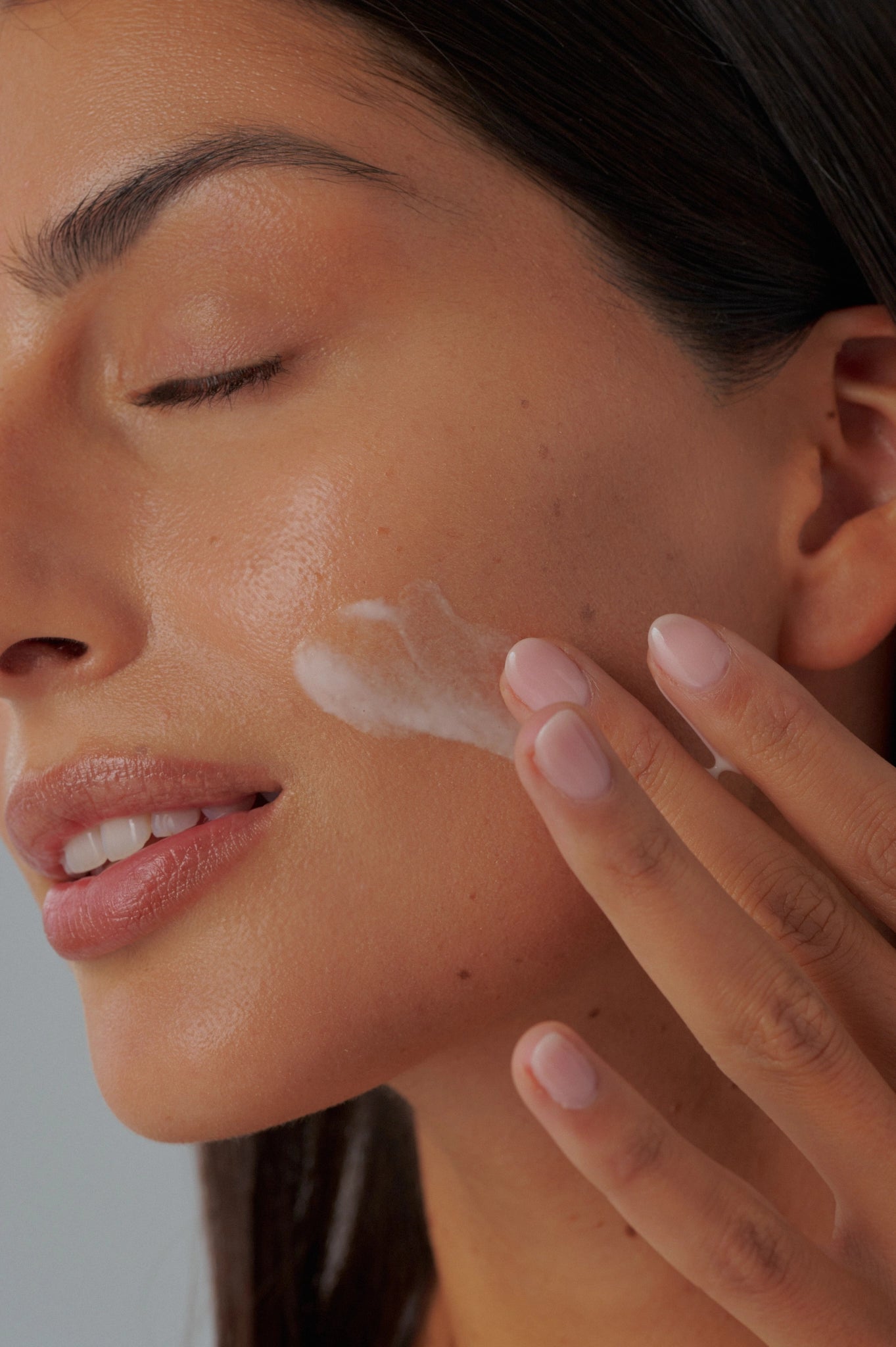 mujer aplicando Pure Silk FARMA DORSCH en el rostro tratamiento facial para hidratar y mejorar la luminosidad