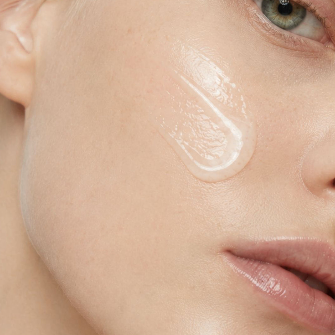 Mujer aplicando RADIANCE SERUM de FARMA DORSCH en el rostro para mejorar hidratación, luminosidad y confort.