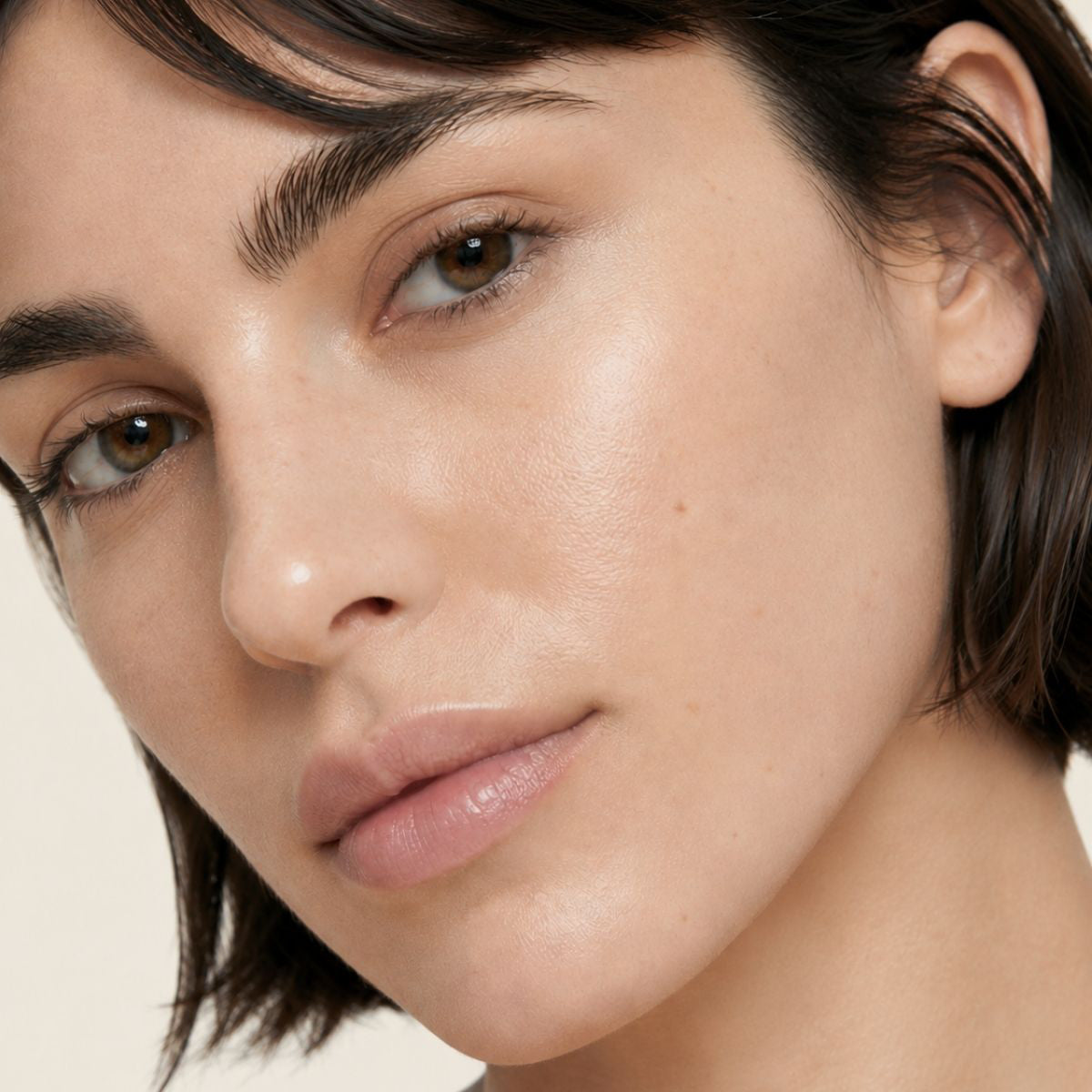 Resultado en piel de la CC CREAM de FARMA DORSCH en la piel, crema hidratante con color, vitamina c y protección solar SPF50