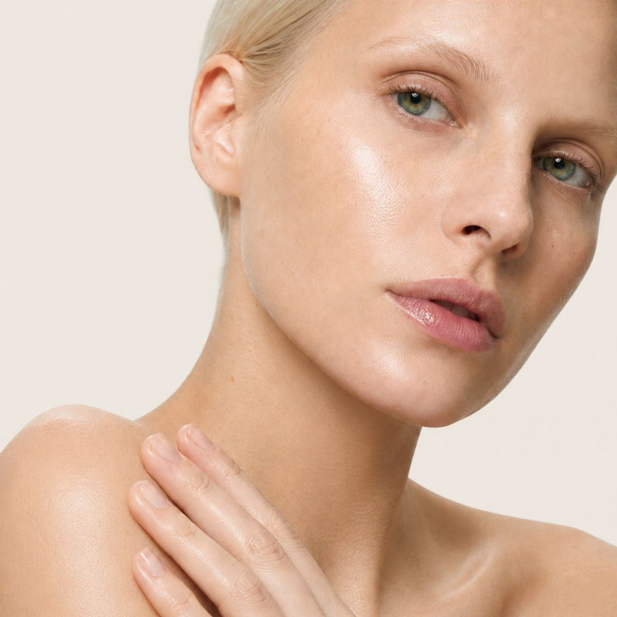 Piel más suave, luminosa y uniforme tras usar DERMO PEEL de FARMA DORSCH en la rutina corporal.
