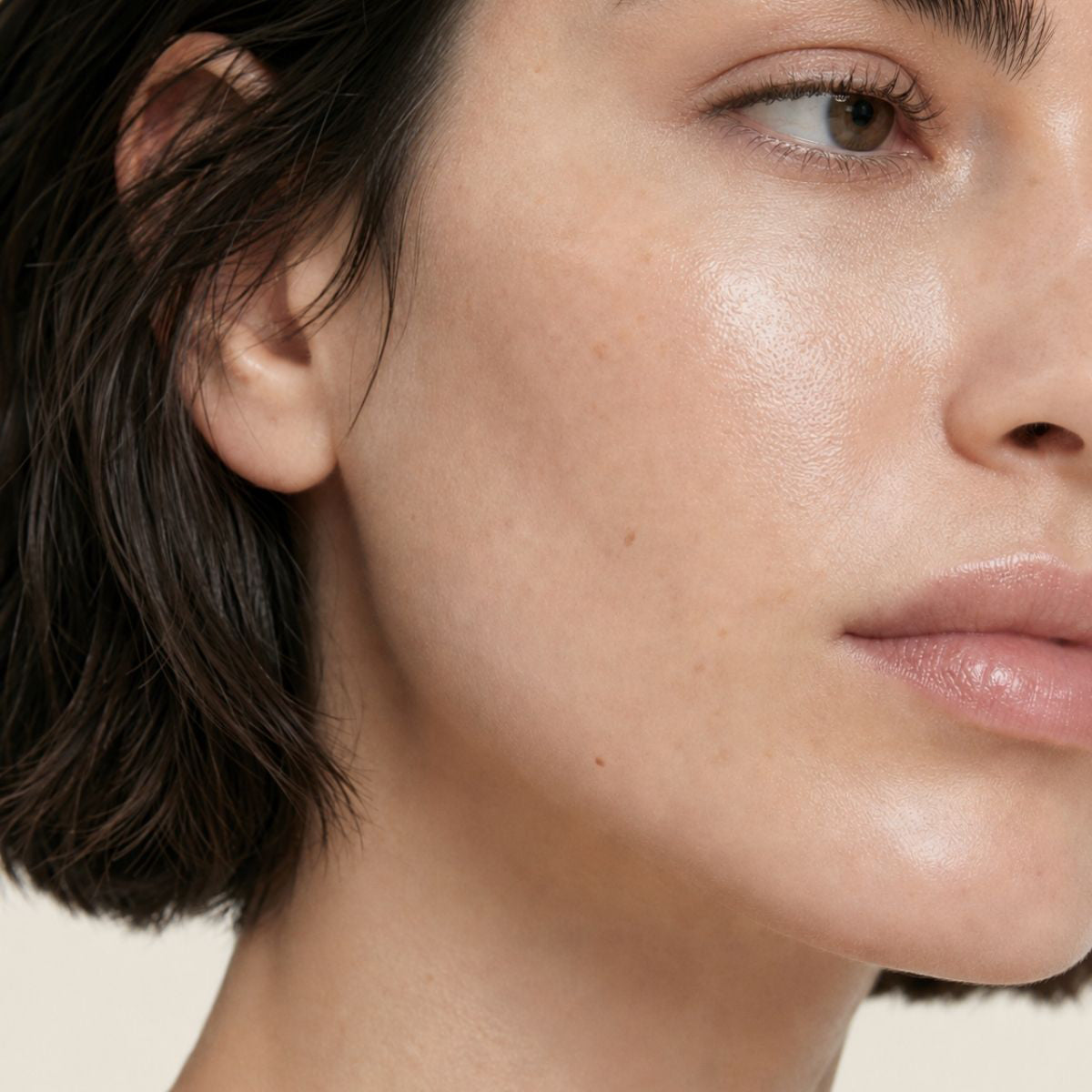 Piel más hidratada, firme y luminosa tras usar DERMOVITA +D de FARMA DORSCH en la rutina facial diaria.