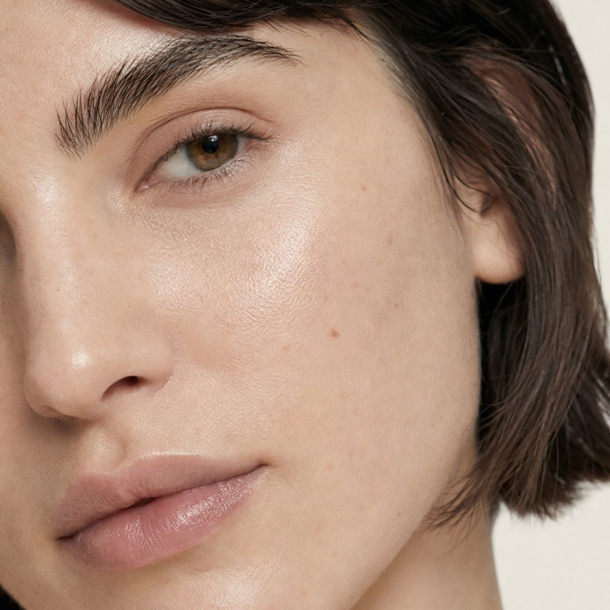 Mirada más hidratada, suave y descansada tras usar EYE CONTOUR CREAM de FARMA DORSCH en la rutina facial diaria.