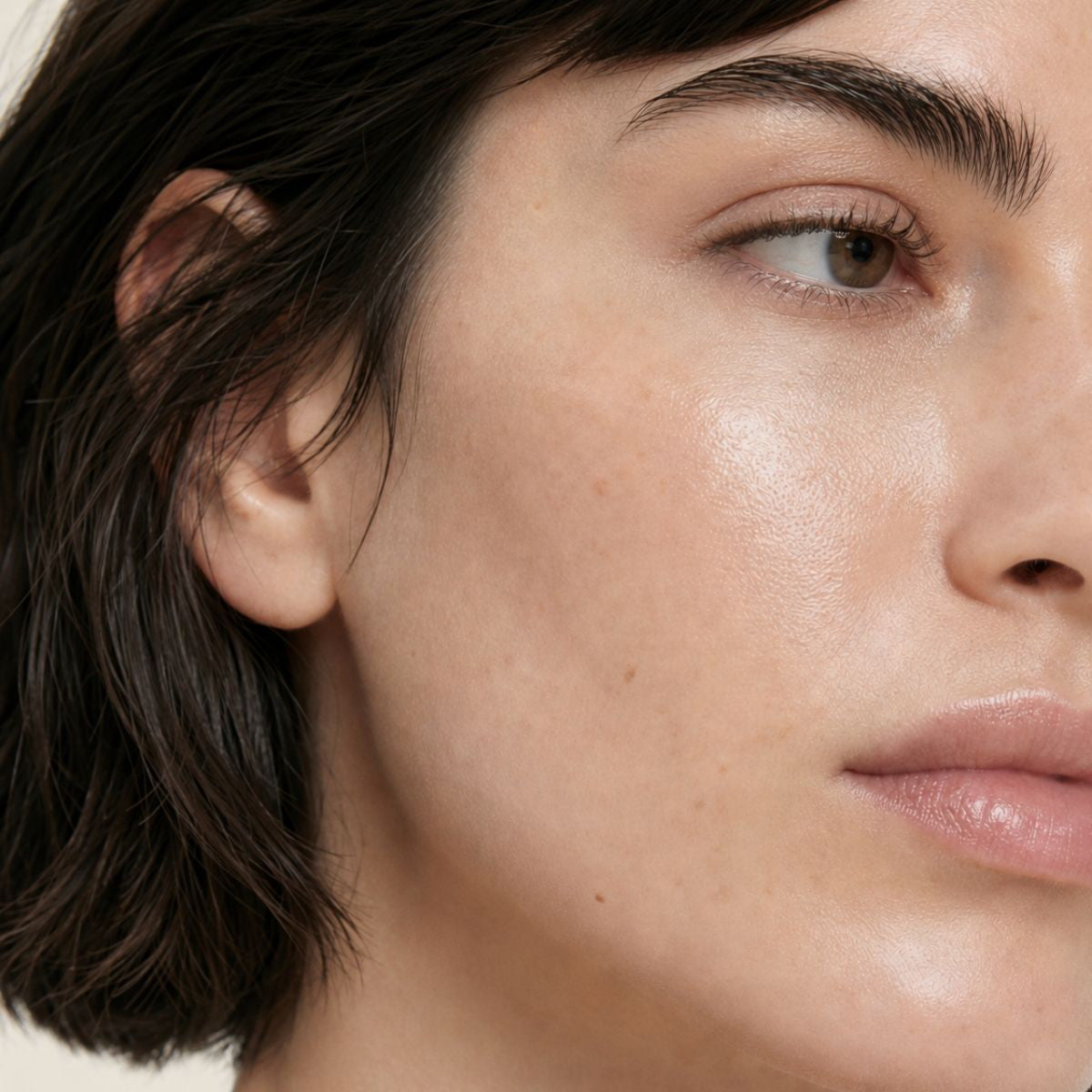 Piel más firme, luminosa y uniforme tras usar RETINOL + VITAMIN C de FARMA DORSCH en la rutina facial.