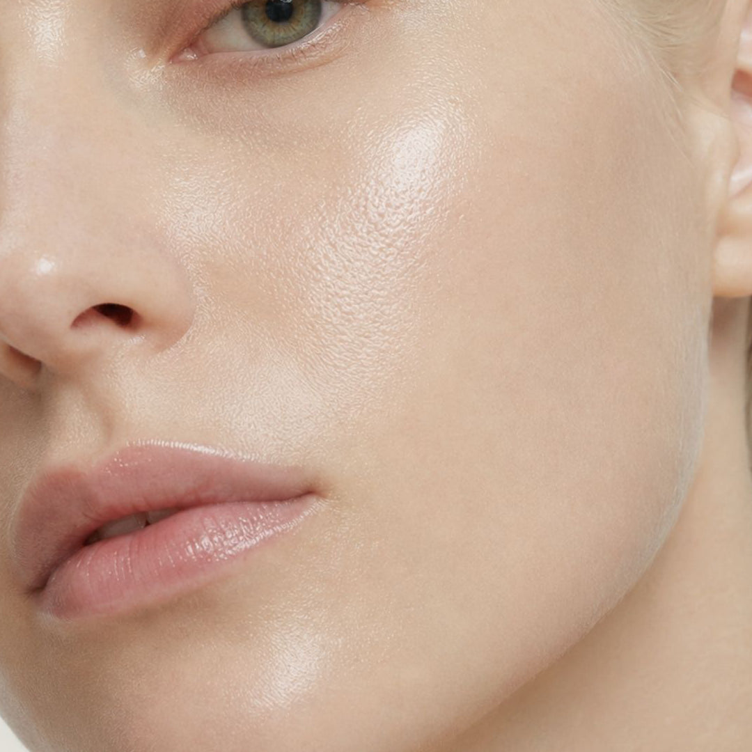 Piel hidratada y luminosa tras aplicar RADIANCE SERUM de FARMA DORSCH en la rutina facial diaria.