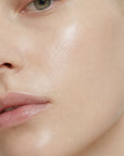 Piel hidratada y luminosa tras aplicar RADIANCE SERUM de FARMA DORSCH en la rutina facial diaria.