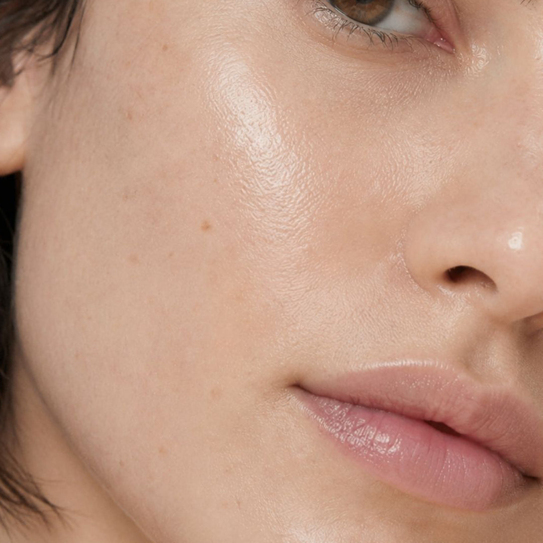 Piel más hidratada, lisa y luminosa tras usar SUERUM de FARMA DORSCH en la rutina facial diaria.