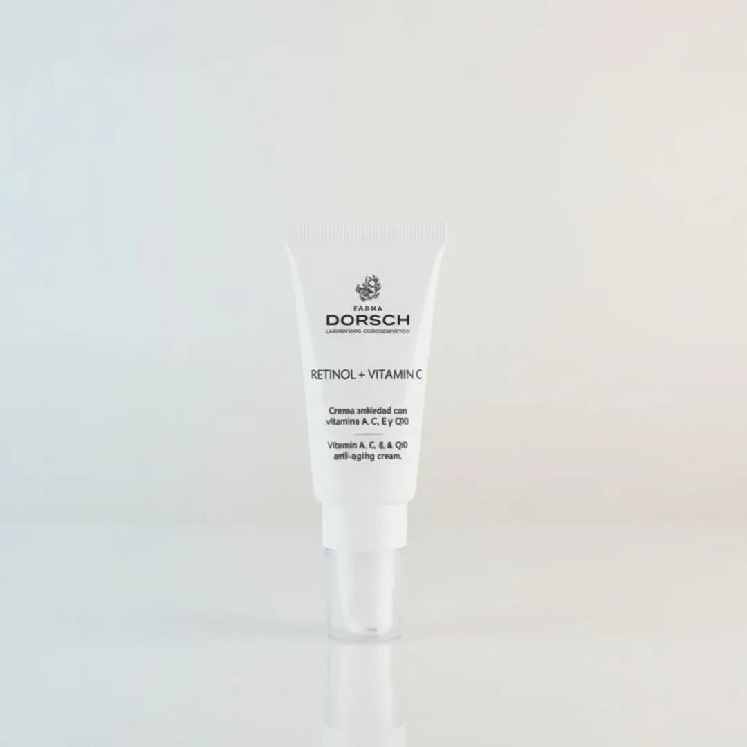 Producto Retinol + vitamin C en tamaño mini talla/ formato viaje de FARMA DORSCH sobre un fondo blanco