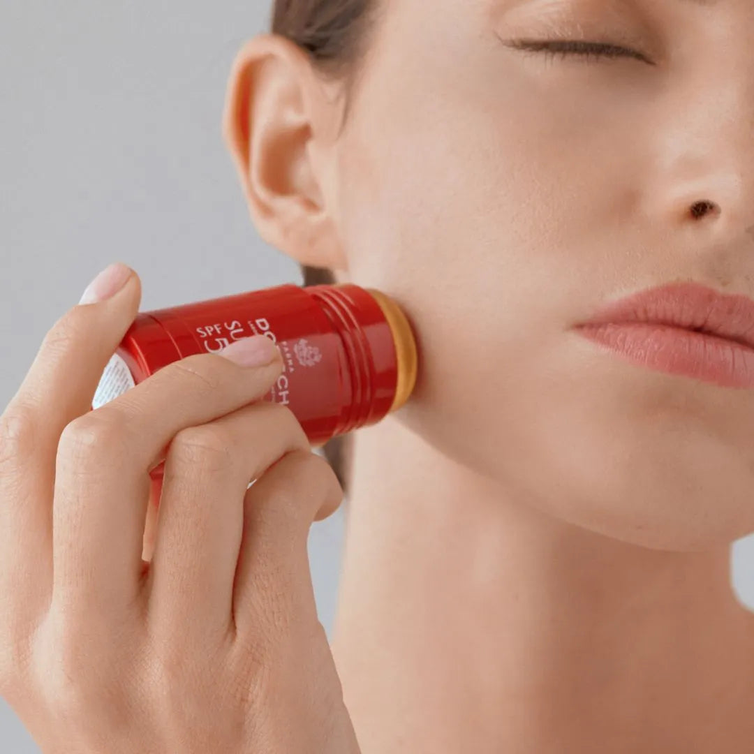 mujer aplicando Sun Stick de FARMA DORSCH en el rostro para protección solar diaria